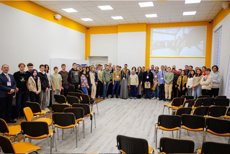 Углубление сотрудничества со студенческим проектно-конструкторским бюро НУБиП Факультет конструирования и дизайна гостеприимно открыл двери для работодателей и компаний-партнёров, создав пространство для диалога о развитии инженерного образования и технологической подготовки студентов. В рамках форума состоялась рабочая встреча между руководителем студенческого проектно-конструкторского бюро НУБиП Украины Александром Сподобой и ведущим специалистом по программному обеспечению ПрАТ «АРКАДА» Наталией Канивец. Стороны обсудили планы сотрудничества по внедрению коммерческого программного обеспечения Autodesk, а также перспективы интеграции современных новаций от АРКАДЫ в работу студенческого бюро. Наталия Канивец также приняла активное участие в секционной панели «ArgiBud 4.0: инженерия, образование и технологии восстановления Украины», которая традиционно проходила на базе ХАБа «Платформа устойчивого бизнеса». Совместно с факультетом конструирования и дизайна были определены стратегические направления будущего сотрудничества и партнёрских проектов.